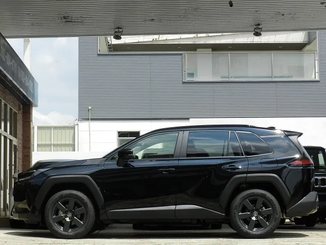 新型RAV4 2026年式 アティチュードブラックマイカ サイドビュー