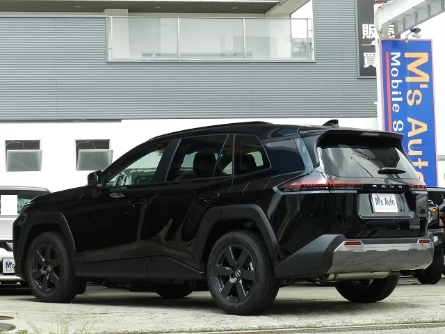 新型RAV4 2026年式 アティチュードブラックマイカ リヤビュー左斜め