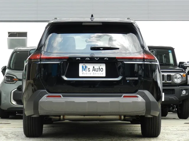 新型RAV4 2026年式 アティチュードブラックマイカ リヤビュー真後ろ
