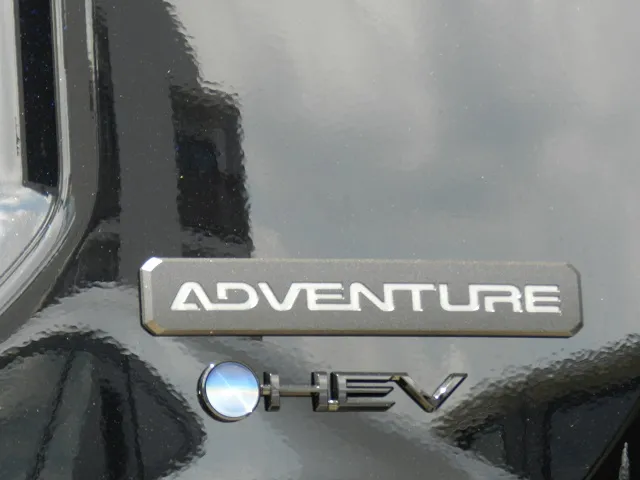 新型RAV4 2026年式 リヤのADVENTUREエンブレムとHEVエンブレム