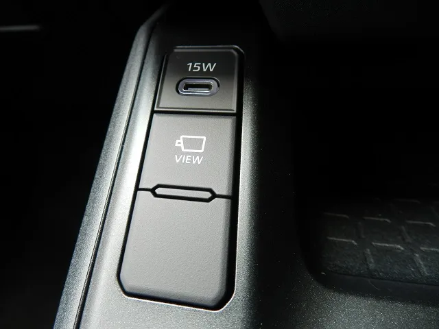 新型RAV4 2026年式 運転席操作スイッチ 15W対応スマートフォン置き場とVIEWスイッチ