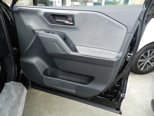 新型RAV4 2026年式 運転席ドア内張り
