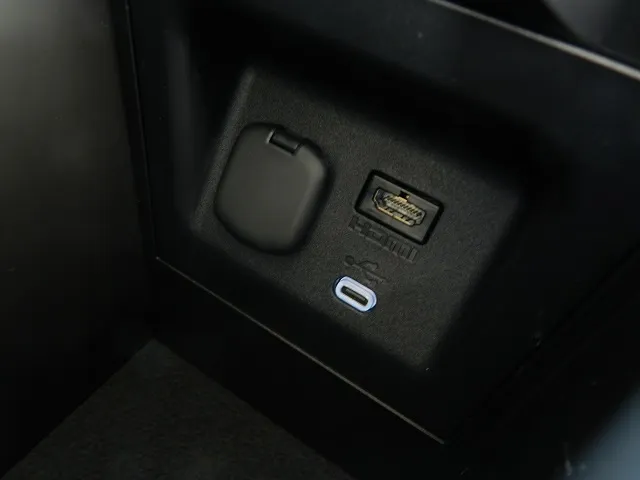 新型RAV4 2026年式 コンソールボックス内のUSB端子と電源ソケット