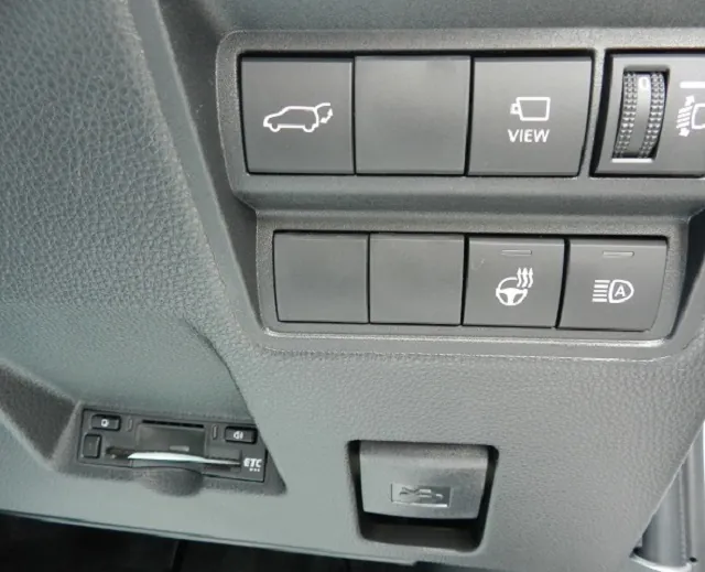 トヨタ ヤリスクロス 2026年式 パワーバックドアスイッチとETC2.0車載器