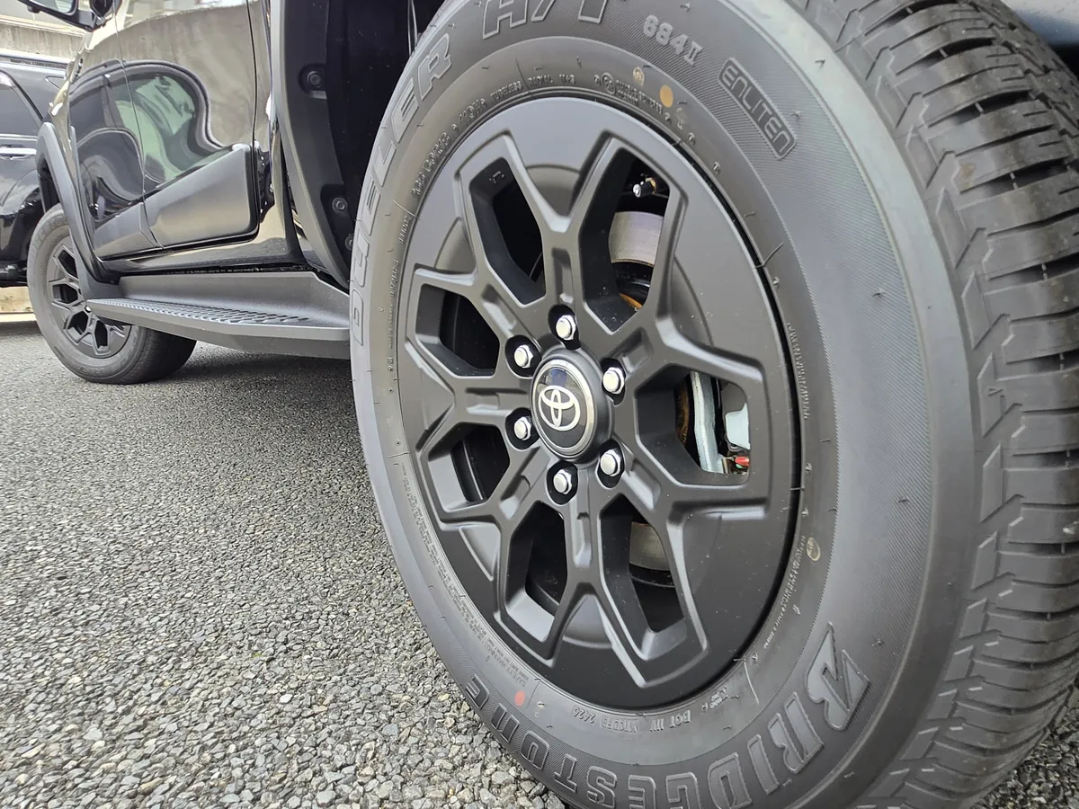 ハイラックス 2026年式 265/60R18タイヤとアルミホイール