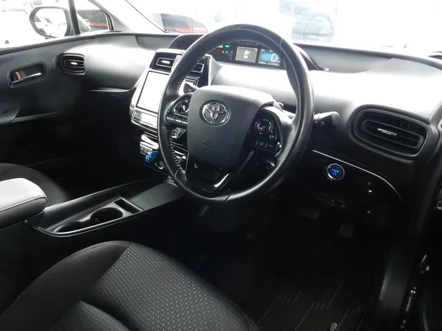 プリウス 2019年式 運転席まわりとステアリング