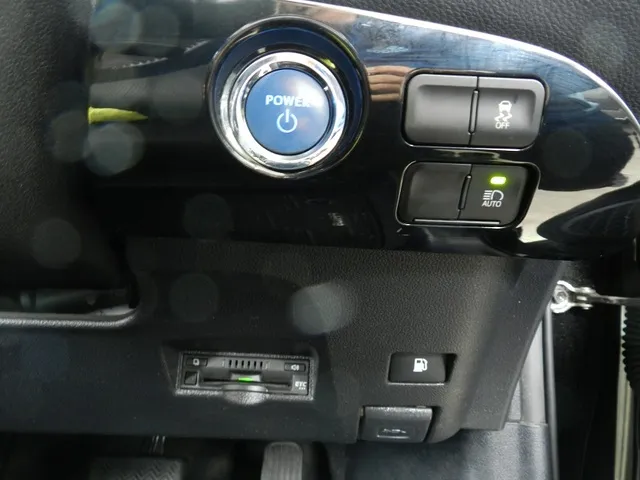 プリウス 2019年式 パワースイッチと運転席まわりの操作部