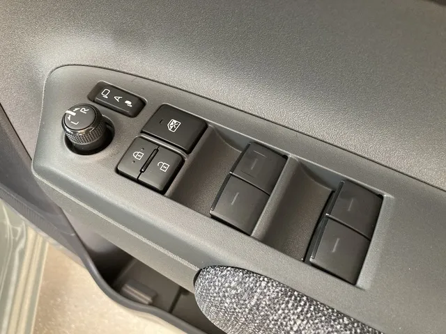 シエンタ 2026年式 運転席ドアのスイッチ操作部