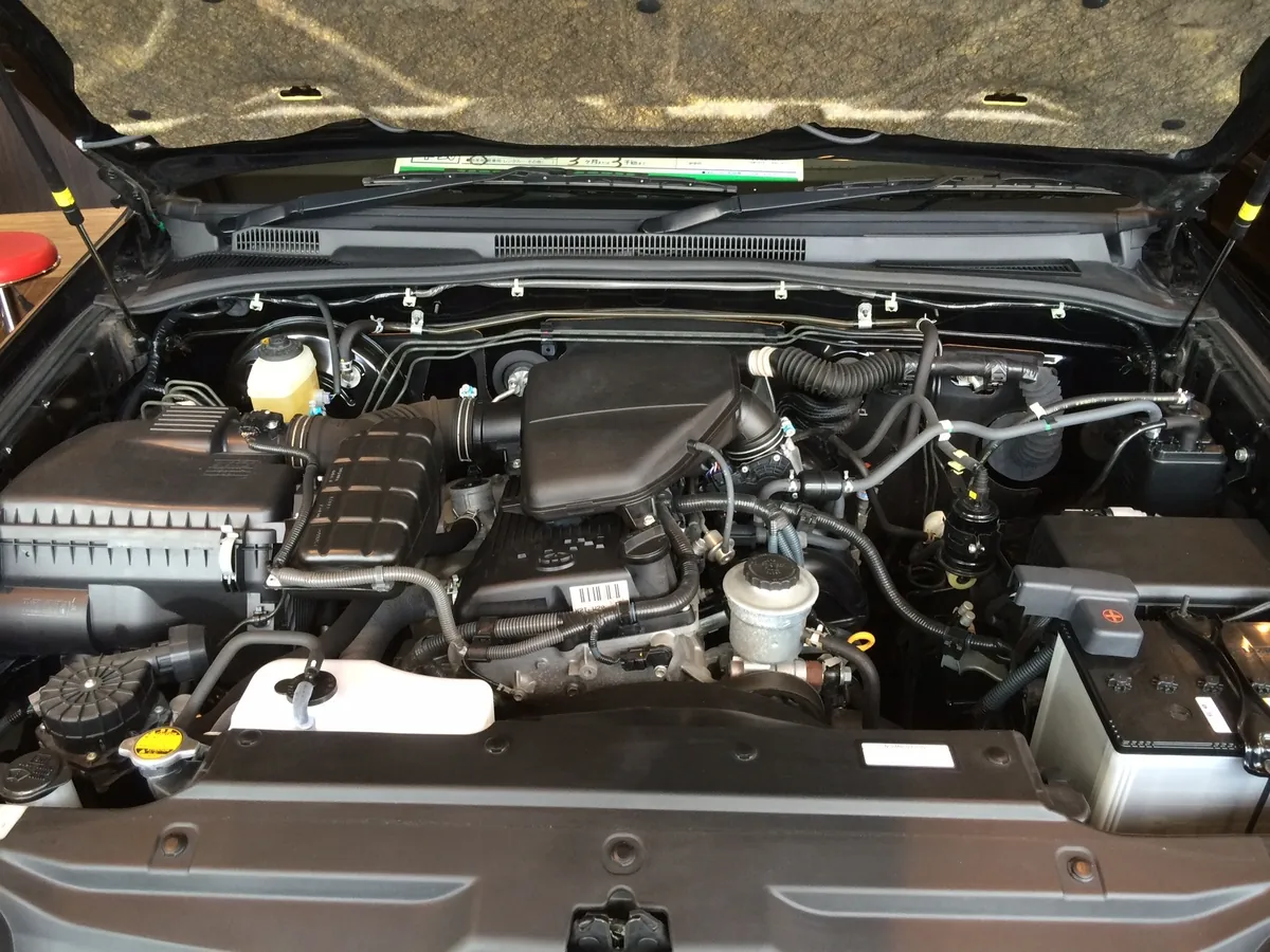 トヨタ ハイラックスサーフ 215系 2TR-FE型2.7Lエンジンのエンジンルーム