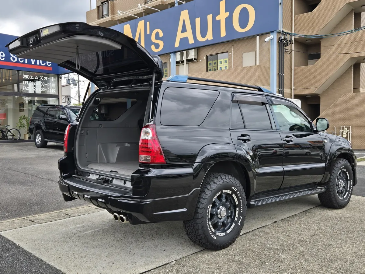 トヨタ ハイラックスサーフ 215系 跳ね上げ式バックドアを開けた斜め後ろ