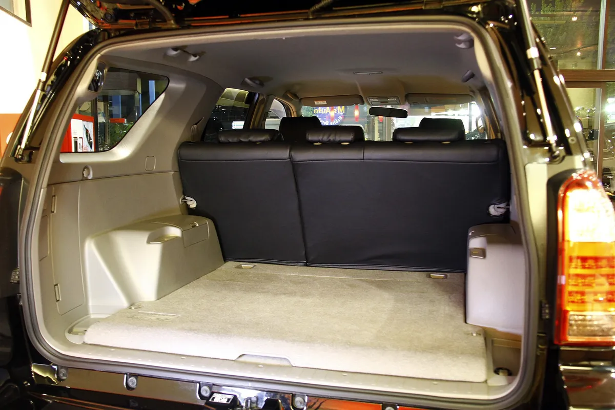トヨタ ハイラックスサーフ 215系 ダブルデッキを1段で使った荷室