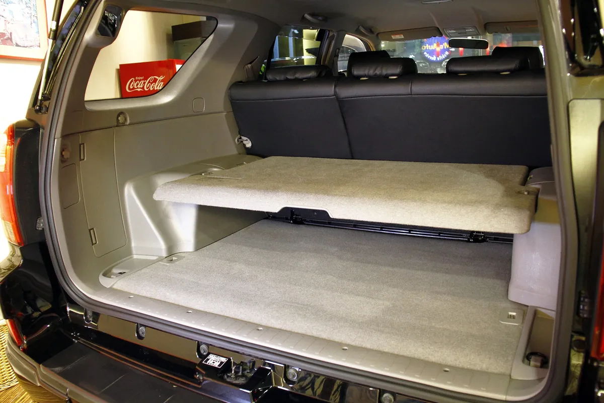 トヨタ ハイラックスサーフ 215系 ダブルデッキを2段で使った荷室