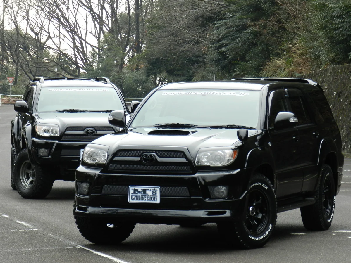 ハイラックスサーフ 215系 カスタムコンプリート2台 BLACK KNIGHTとCROSS WILD