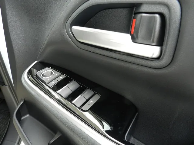 ヴォクシー 2026年式 運転席ドアのウィンドウスイッチ操作部