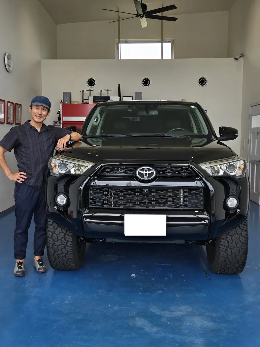 USトヨタ 4RUNNER 2014年式 ブラック ご納車時のK様とフロント正面