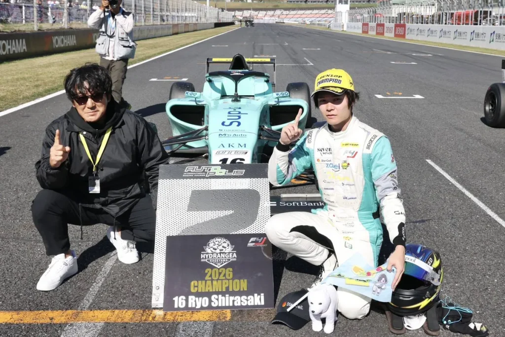 影山正彦監督と#16のマシン、白崎稜選手（オートポリス）