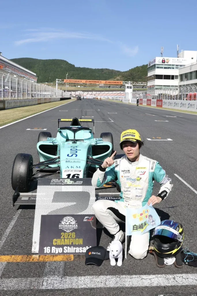 FIA-F4 第12戦オートポリスで#16のマシンと並ぶ白崎稜選手
