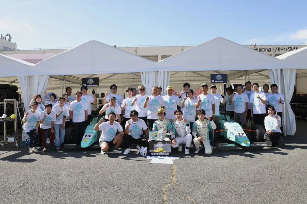 HYDRANGEA Kageyama Racingのチャンピオン獲得を祝う集合写真