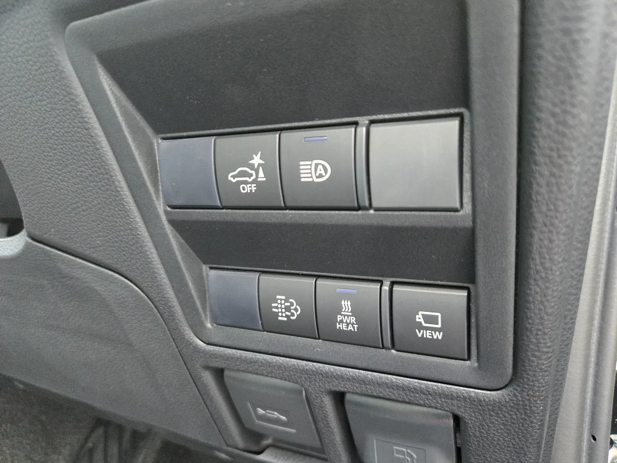 ハイラックス Z“Adventure”の運転席まわりの操作スイッチ