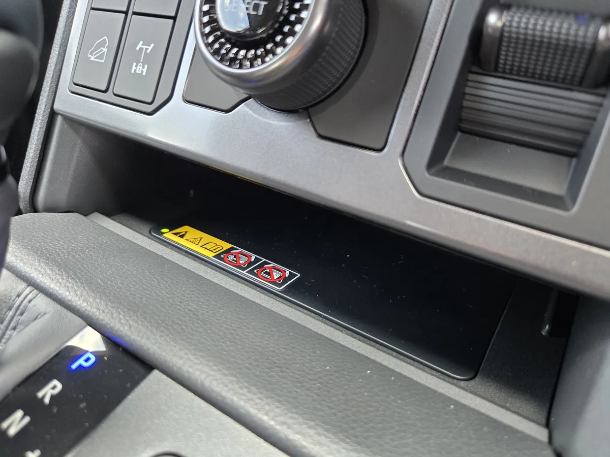 ハイラックス Z“Adventure”のおくだけ充電