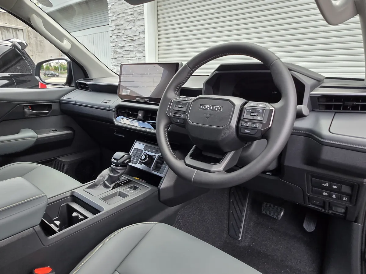 ハイラックス Z“Adventure”の運転席側から見たインパネ