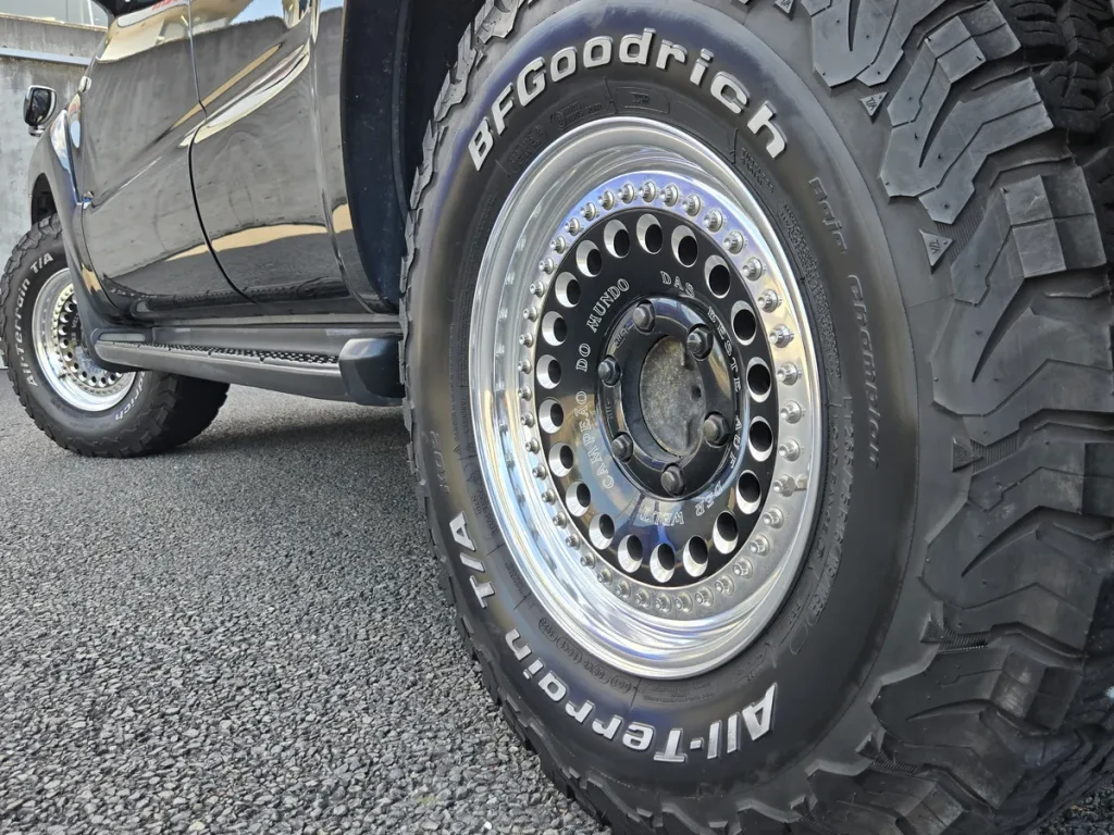 ハイラックスサーフ SSR-X“LIMITED” ブラックの16インチアルミホイールとBFGoodrich All-Terrain T/A