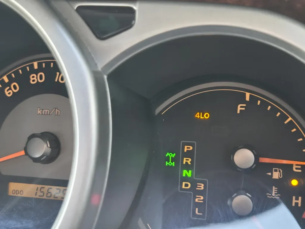 ハイラックスサーフ SSR-X“LIMITED” ブラックのメーターに点灯した4WDインジケーター(L4)