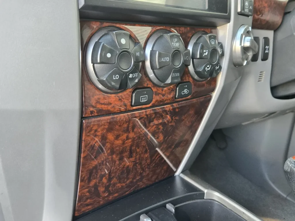 ハイラックスサーフ SSR-X“LIMITED” ブラックのウッド調パネル(茶木目)ヒーターコントロールまわり