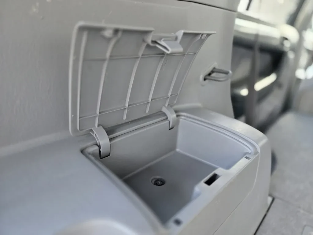 ハイラックスサーフ SSR-X“LIMITED” ブラックの荷室の収納(ふた付き)その2