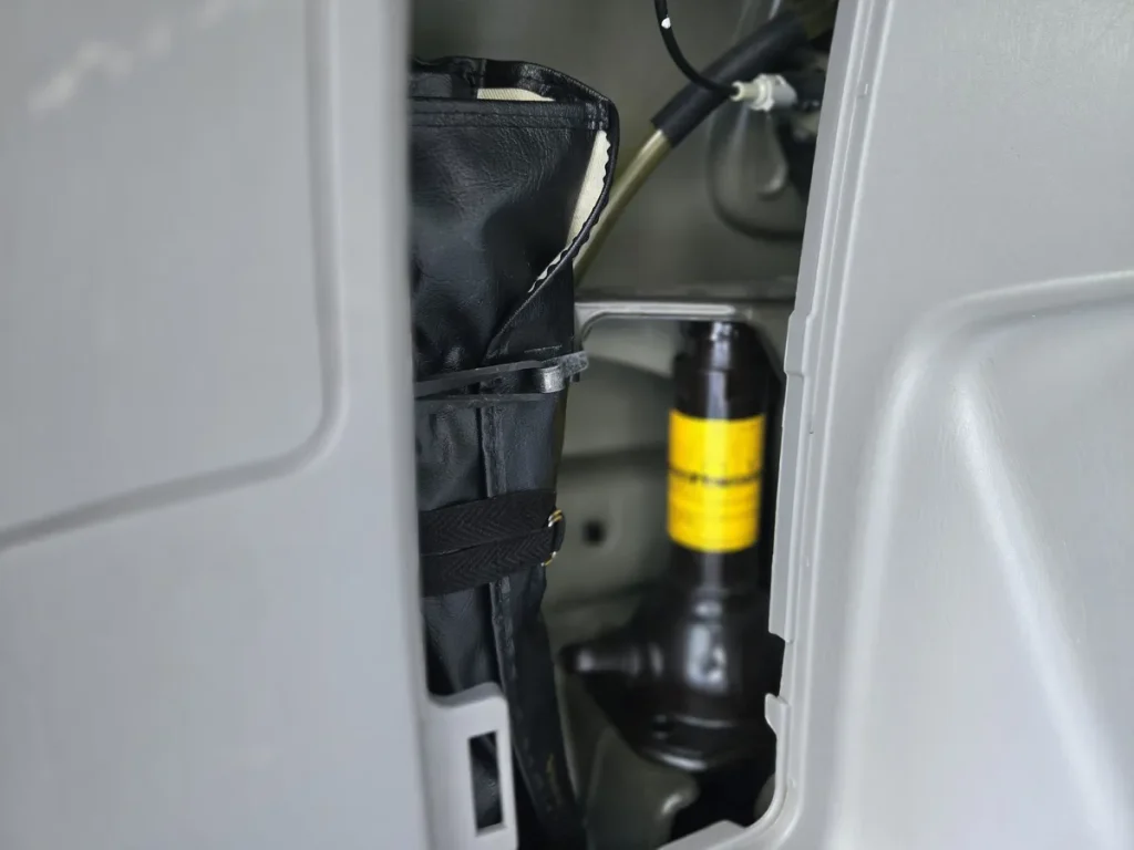 ハイラックスサーフ SSR-X“LIMITED” ブラックの荷室に収まるジャッキ