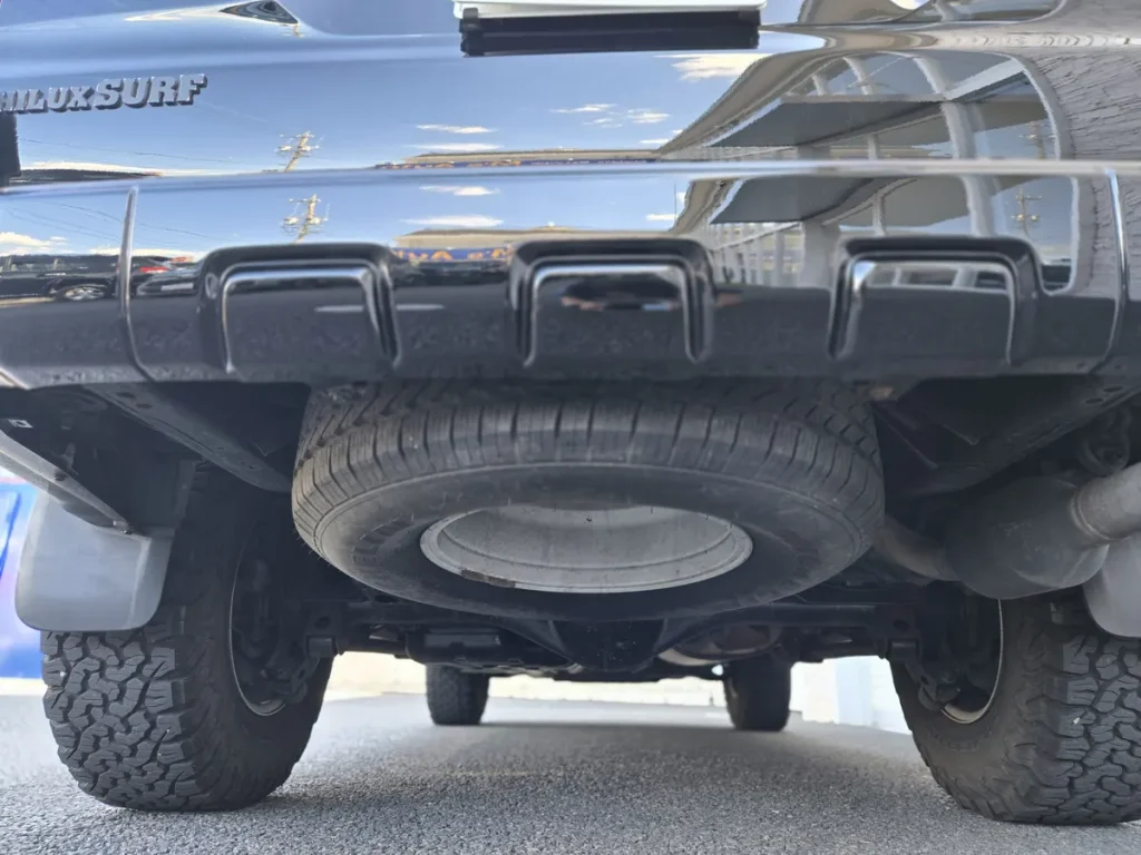ハイラックスサーフ SSR-X“LIMITED” ブラックの床下に吊り下げたスペアタイヤ