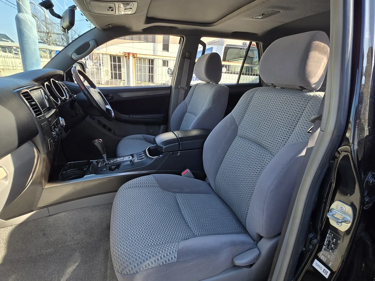 ハイラックスサーフ 215系 SSR-X Limitedの運転席から見た助手席側の室内