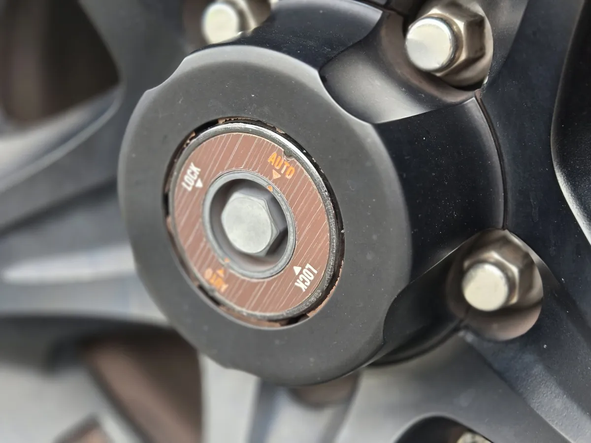 ランドクルーザー70 復刻版 前輪のロッキングハブ(AUTOとLOCKの切り替え)