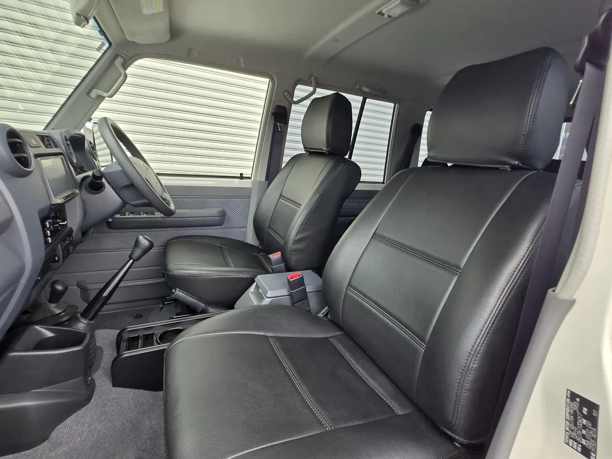 ランドクルーザー70 復刻版 ブラックのレザー調シートカバーの前席