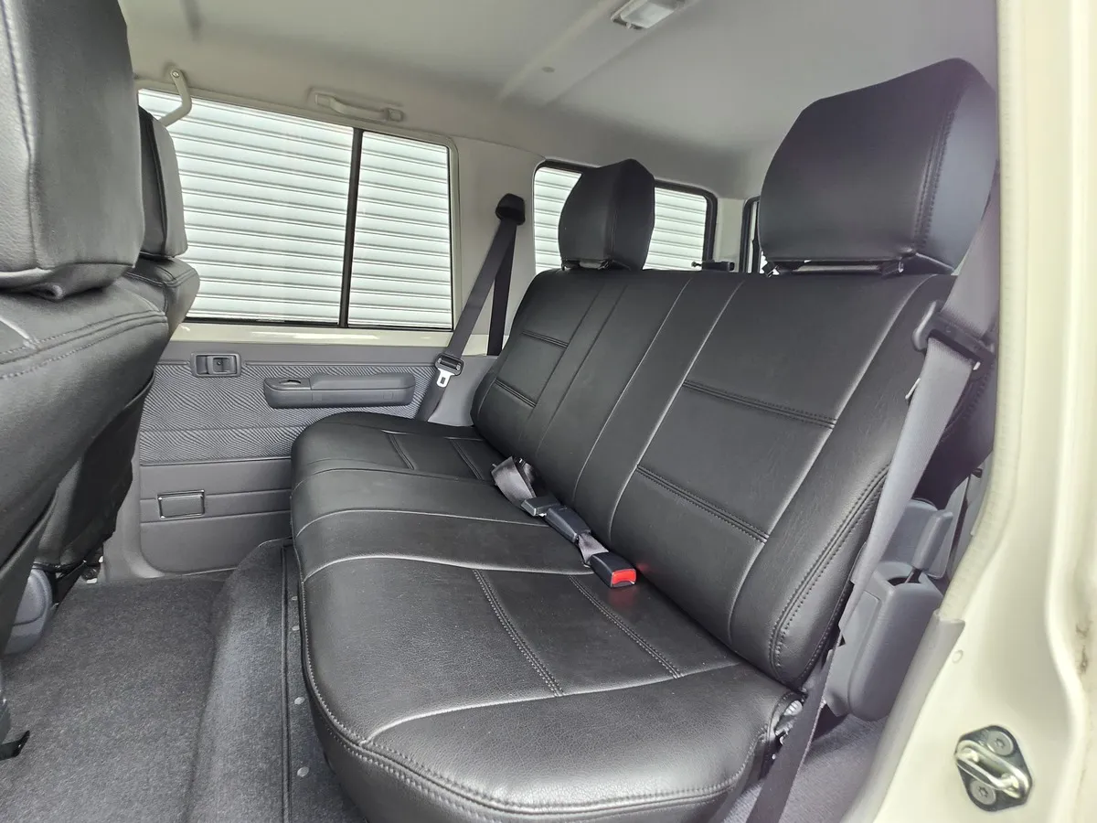 ランドクルーザー70 復刻版 レザー調シートカバーの後席