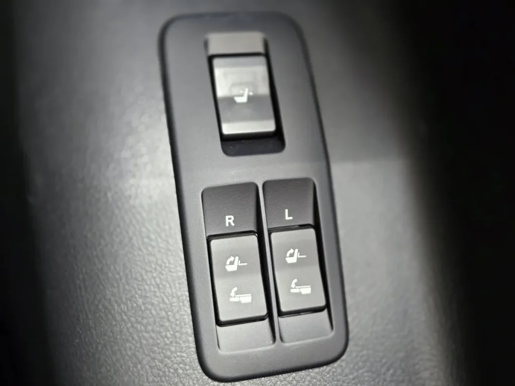 ランドクルーザープラド マットブラックエディションのサードシート電動格納スイッチ