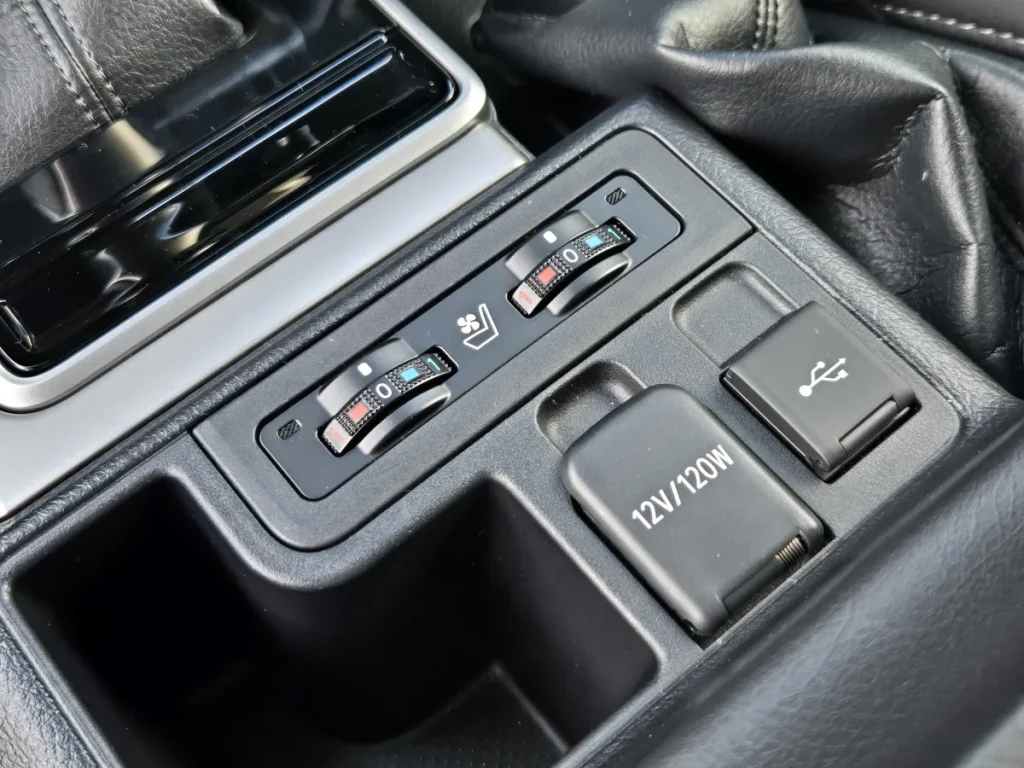 ランドクルーザープラド マットブラックエディションの快適温熱シートとシートベンチレーションのスイッチ