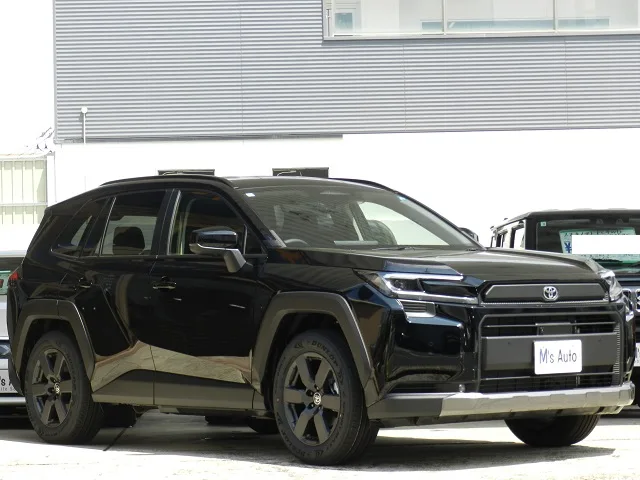 新型RAV4 Adventure ハイブリッド ブラックのフロント右斜め
