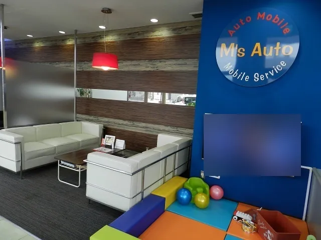 シエンタを展示するエムズオート3号店の店内ソファ席とキッズコーナー