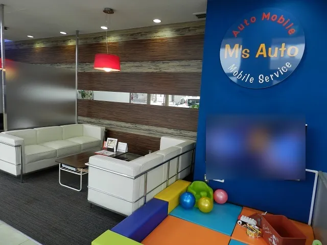 シエンタを展示するエムズオート３号店の店内とキッズスペース