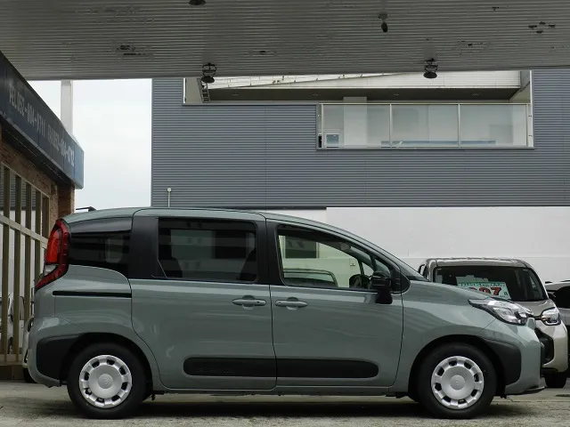 シエンタ 2026年式 ハイブリッドG アーバンカーキの右側面