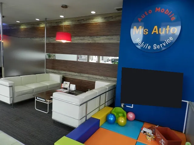 シエンタを展示するエムズオート３号店の店内とキッズスペース