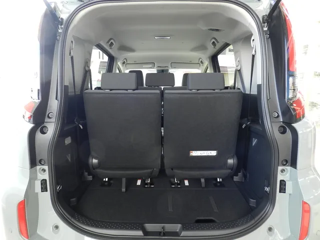シエンタ 2026年式 G アーバンカーキの荷室とサードシート（7人乗り）