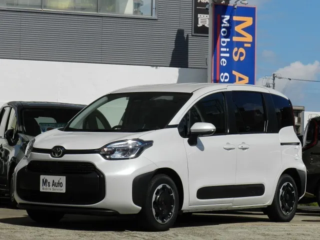 シエンタ 2026年式 G プラチナホワイトパールマイカのフロント左斜め（店舗前）