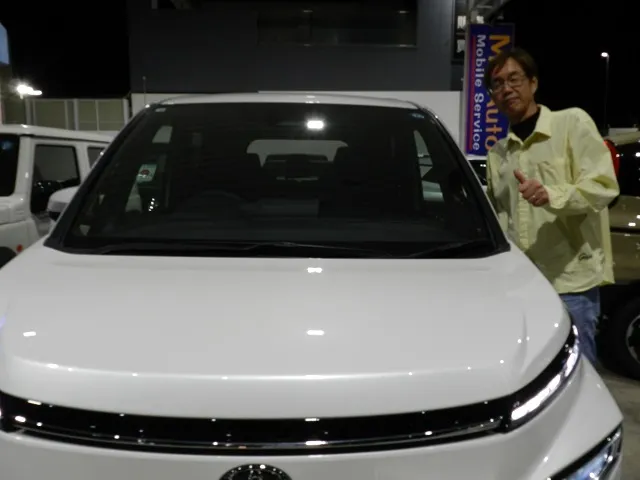 ご納車の日のK様とヴォクシー S-Zのフロント