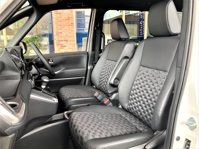 ヴォクシー 2026年式 S-Zの運転席と助手席
