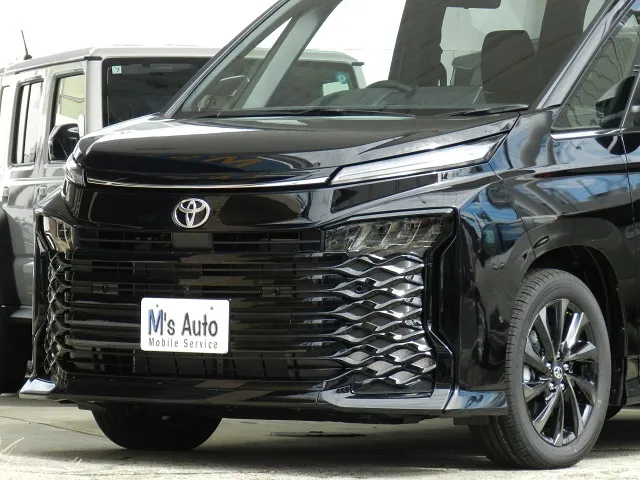 ヴォクシー 2026年式 S-Z ハイブリッドのフロントグリルまわり(左斜めから)