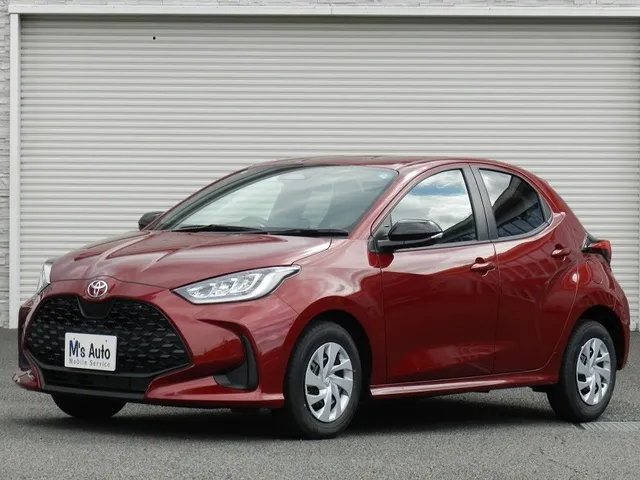 ヤリス 2026年式 1.0G センシュアルレッドマイカのフロント左斜め