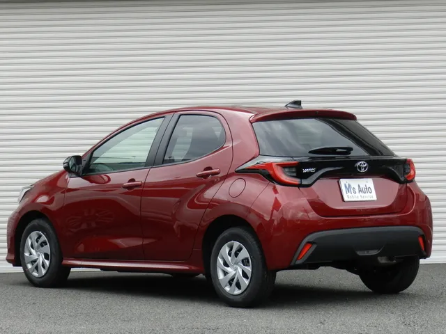 ヤリス 2026年式 1.0G センシュアルレッドマイカのリア左斜め
