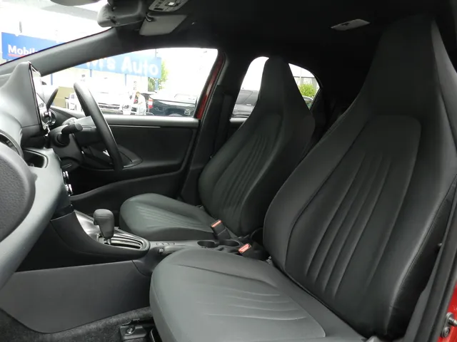 ヤリス 2026年式 1.0Gの運転席と助手席